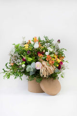 Kraftpapier-Bonbonschachtel mit frischen Blumen in SOMMERFARBEN