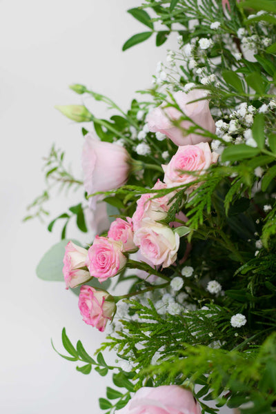 Kraftpapier-Bonbonschachtel mit frischen Blumen FRÜHLINGSFARBEN